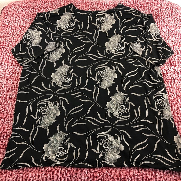Woman’s Floral Top - Picture 3 of 3